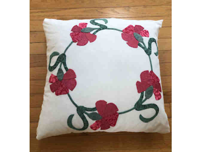A lovely applique pillow - Photo 1