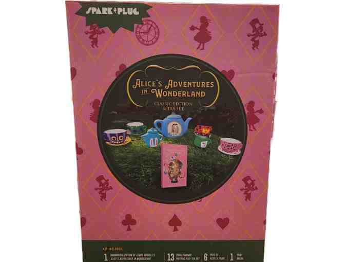 Alice's Adventures In Wonderland Classic Edition & Tea Set