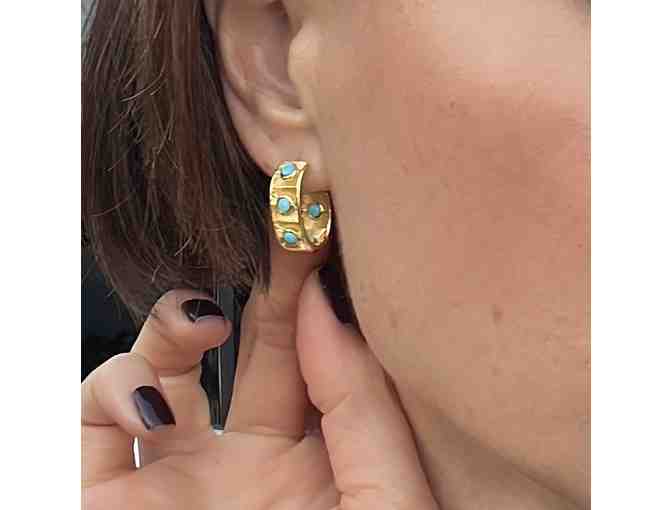 Santorini Hug Earrings in yellow gold!