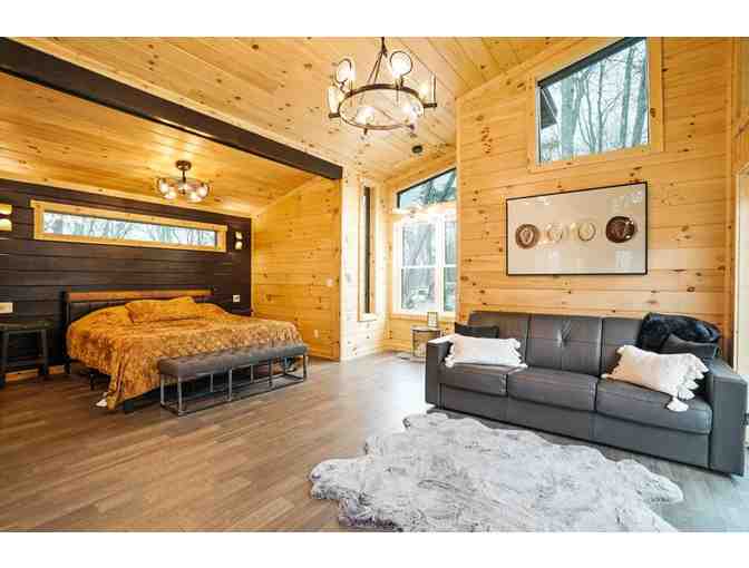 Enjoy 4 nights LUXURY GLASS House Cabin Hocking Hills, Ohio + $100 Food Credit