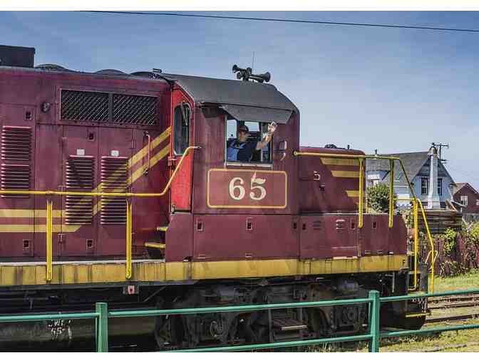 Mendocino Coast Escape: 5-Night Ocean-View Cottage with Private Beach & Skunk Train Advent - Photo 2
