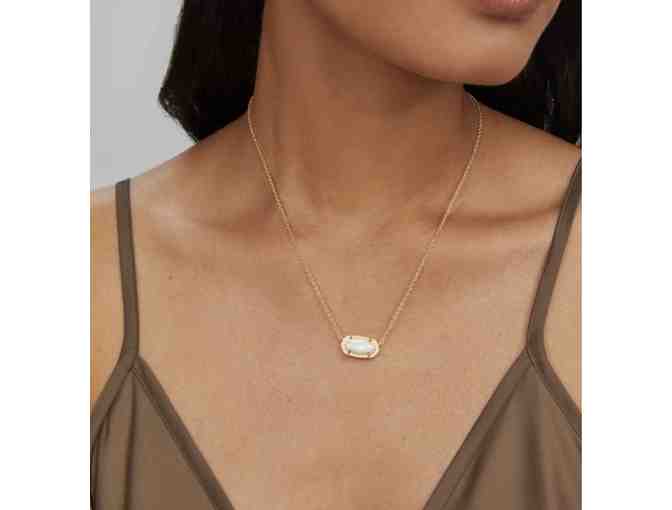 Kendra Scott - Elisa Gold Pendant Necklace in Ivory Mother-of-Pearl