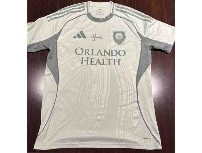 Alex Freeman "Adidas One Planet" Player-Worn and Autographed Pre-Match Top - Photo 1