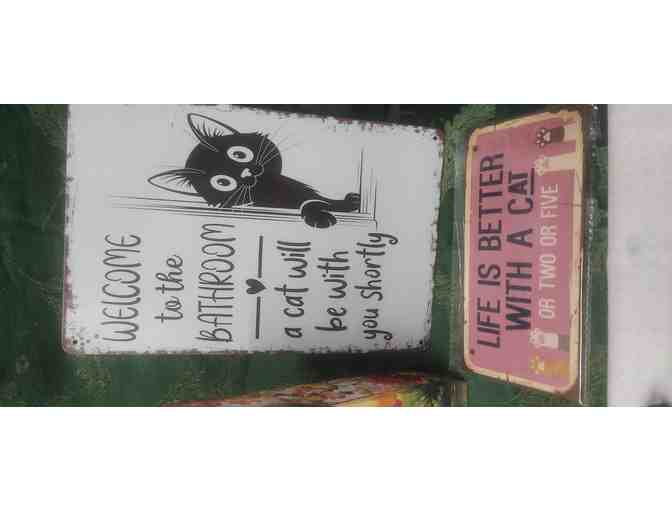 NEVER LONELY IN THE LOO!