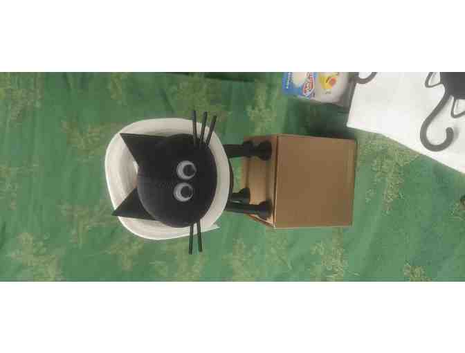 NEVER LONELY IN THE LOO!